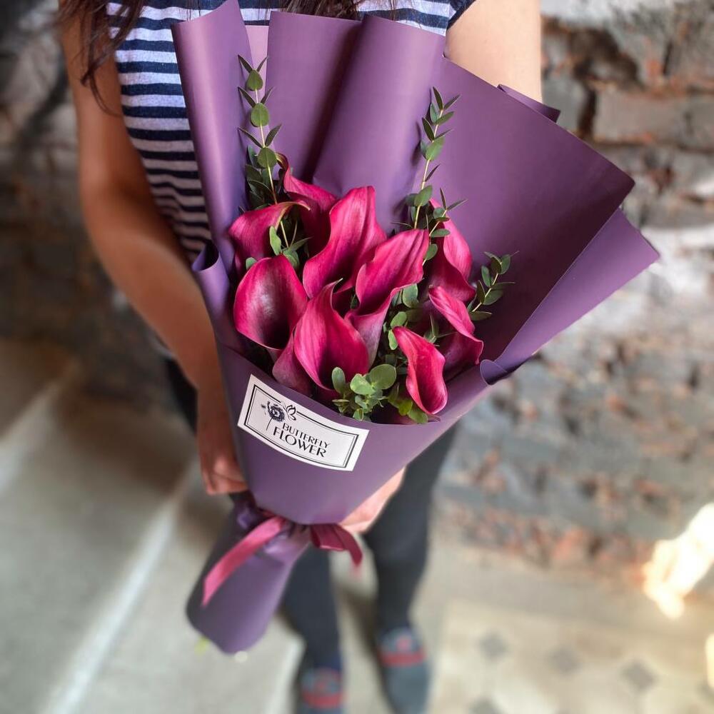 Букет из 9 розовых калл с эвкалиптом в упаковке 