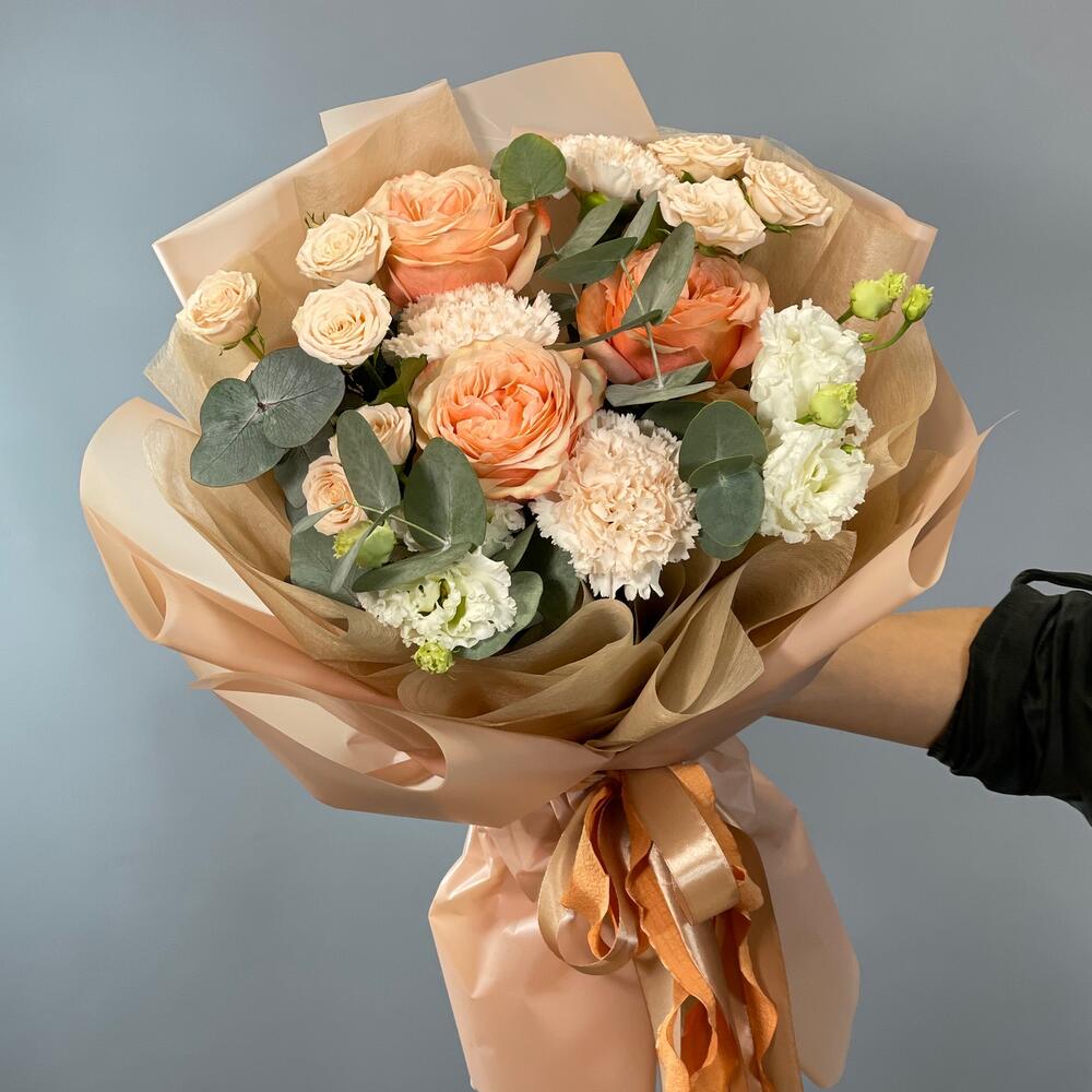 Букет с розами и лизиантусами 