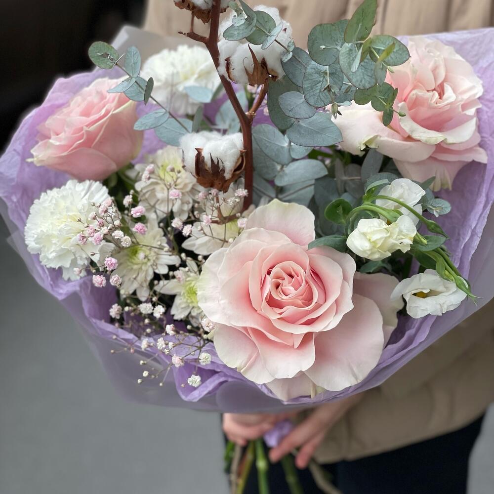 Сборный букет с розами и веткой хлопка Сборный букет с розами и веткой хлопка