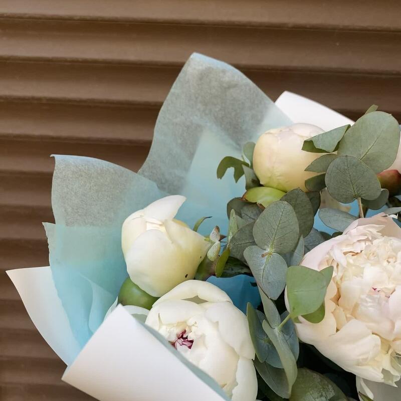 Пион белый 9 штук с эвкалиптом(сб 031) Пион белый 9 штук с эвкалиптом(сб 031)